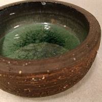 Lille keramik skål, med grøn glasur.